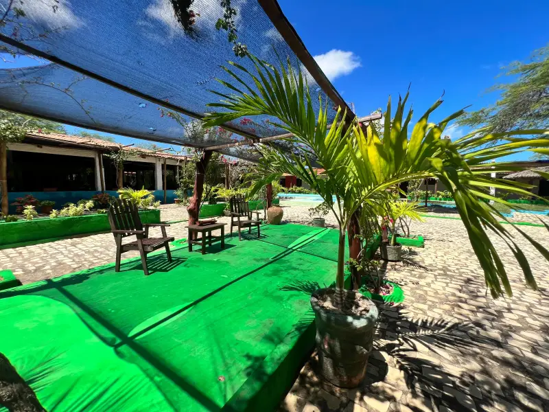 Área de descanso com cadeiras na Pousada do Farol