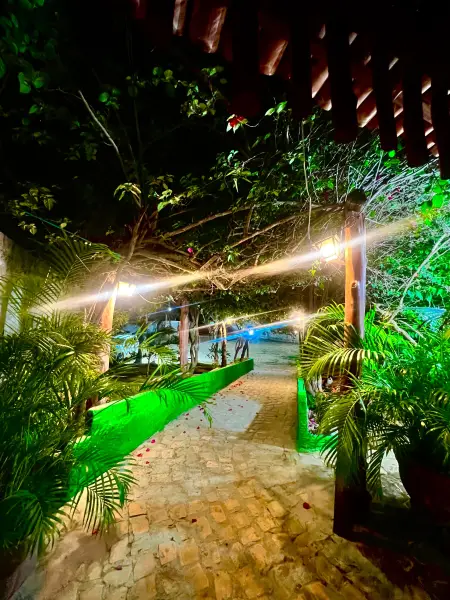 Caminho iluminado à noite na Pousada do Farol