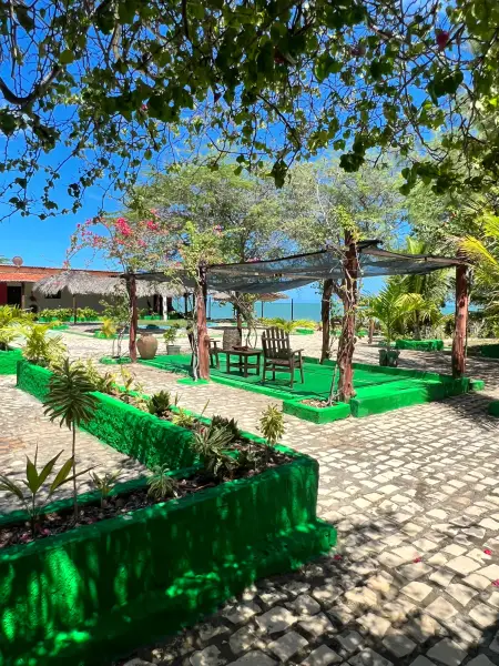 Jardim com pergolado na Pousada do Farol