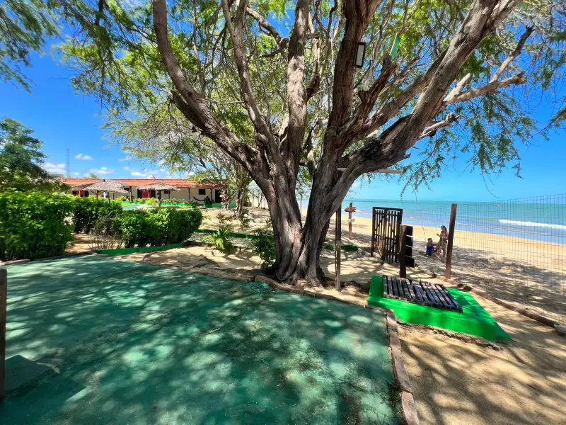 Jardim com vista para o mar na Pousada do Farol