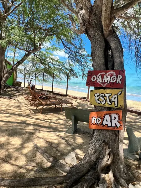 Placa O Amor Está no Ar na Pousada do Farol