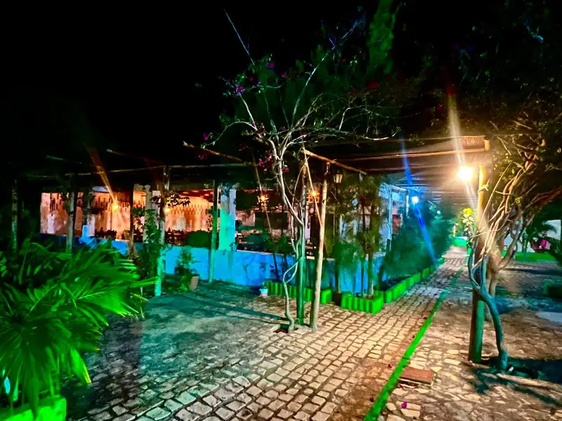 Pousada do Farol iluminada à noite