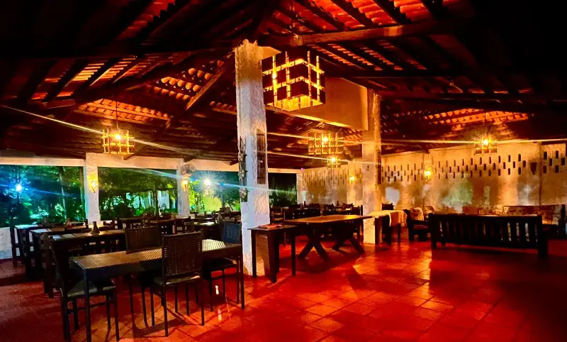 Restaurante rústico da Pousada do Farol à noite