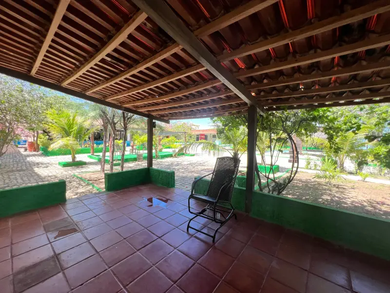 Varanda com cadeira de balanço na Pousada do Farol