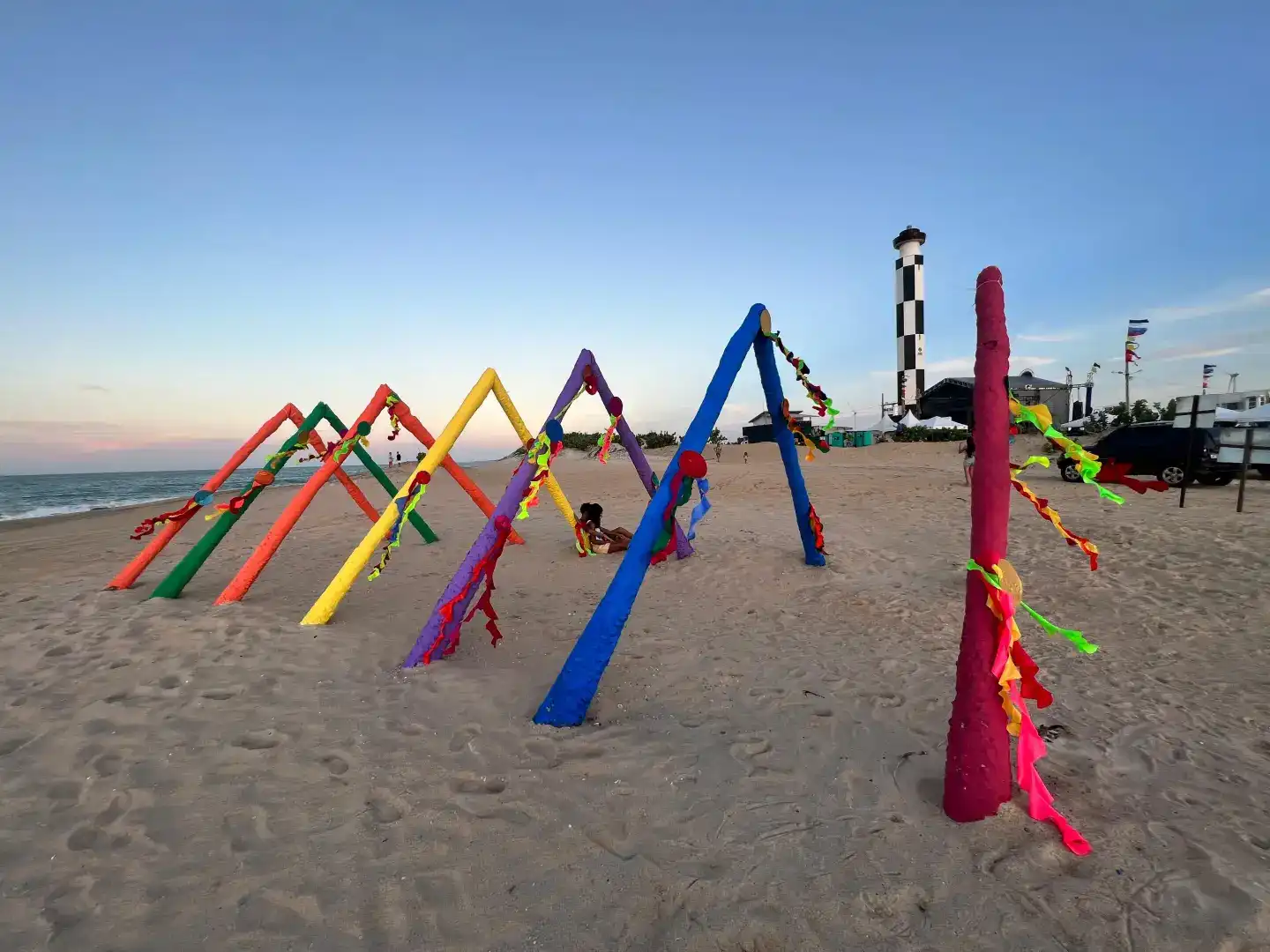 Praia do Farol com farol ao fundo no litoral potiguar
